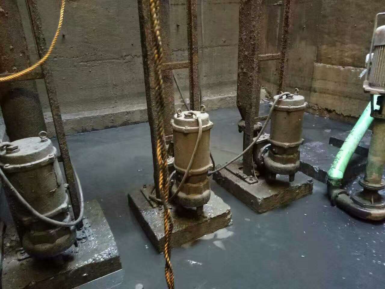 老城污水池清理